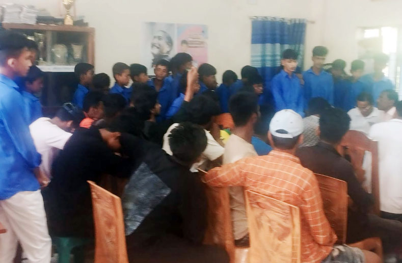 গোপালগঞ্জে শিক্ষকের অপসারনের দাবীতে শিক্ষার্থীদের বিক্ষোভ