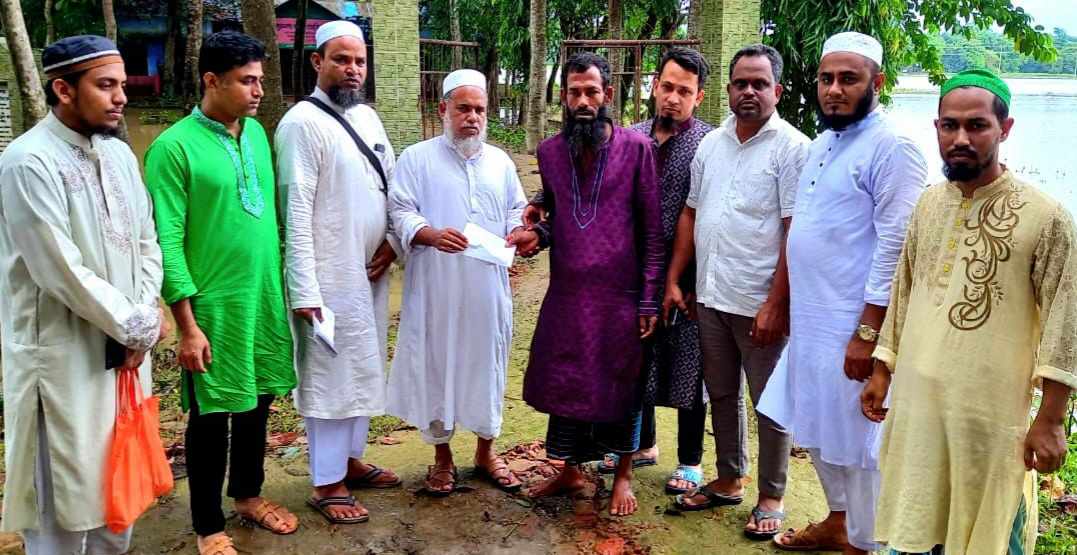 লতিফিয়া পরিষদের নগদ অর্থ বিতরণ