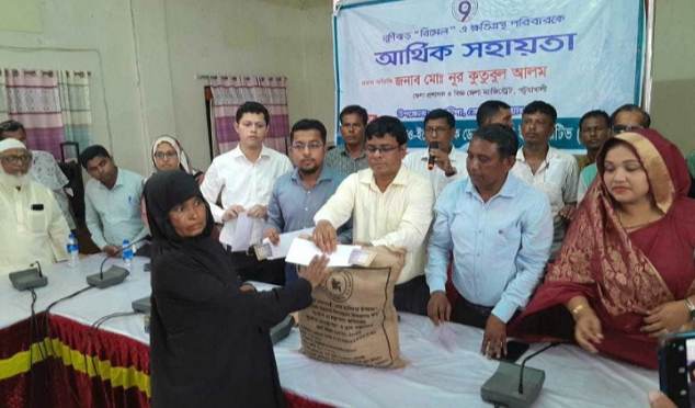 গলাচিপায় ঘূর্ণিঝড়ে ক্ষতিগ্রস্তদের আর্থিক সহায়তা ও ত্রাণ বিতরণ