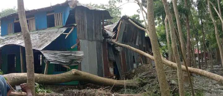 গলাচিপায় চিড়া-মুড়ি দিয়েই ত্রাণে ক্ষান্ত, ঠায় বসে দুর্গতরা
