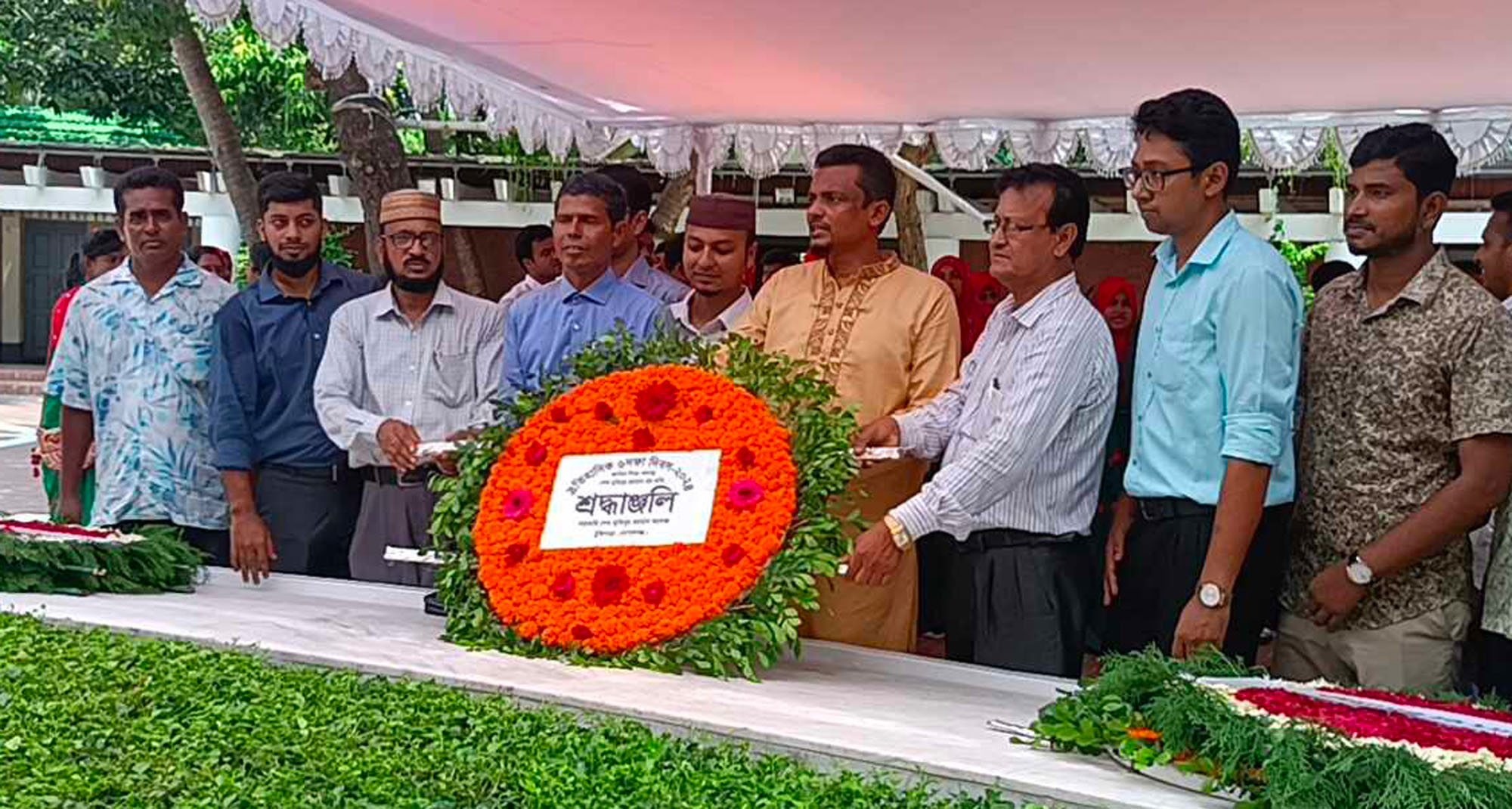 ঐতিহাসিক ৬ দফা দিবস উপলক্ষে বঙ্গবন্ধুর সমাধিতে বিভিন্ন শিক্ষা প্রতিষ্ঠান ও সংগঠনের শ্রদ্ধা