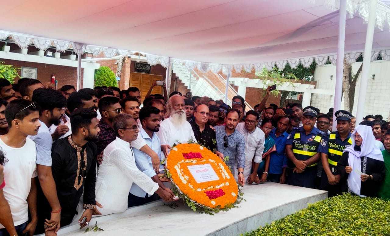 বঙ্গবন্ধুর সমাধিতে আগৈলঝাড়া উপজেলা পরিষদ চেয়ারম্যানের শ্রদ্ধা