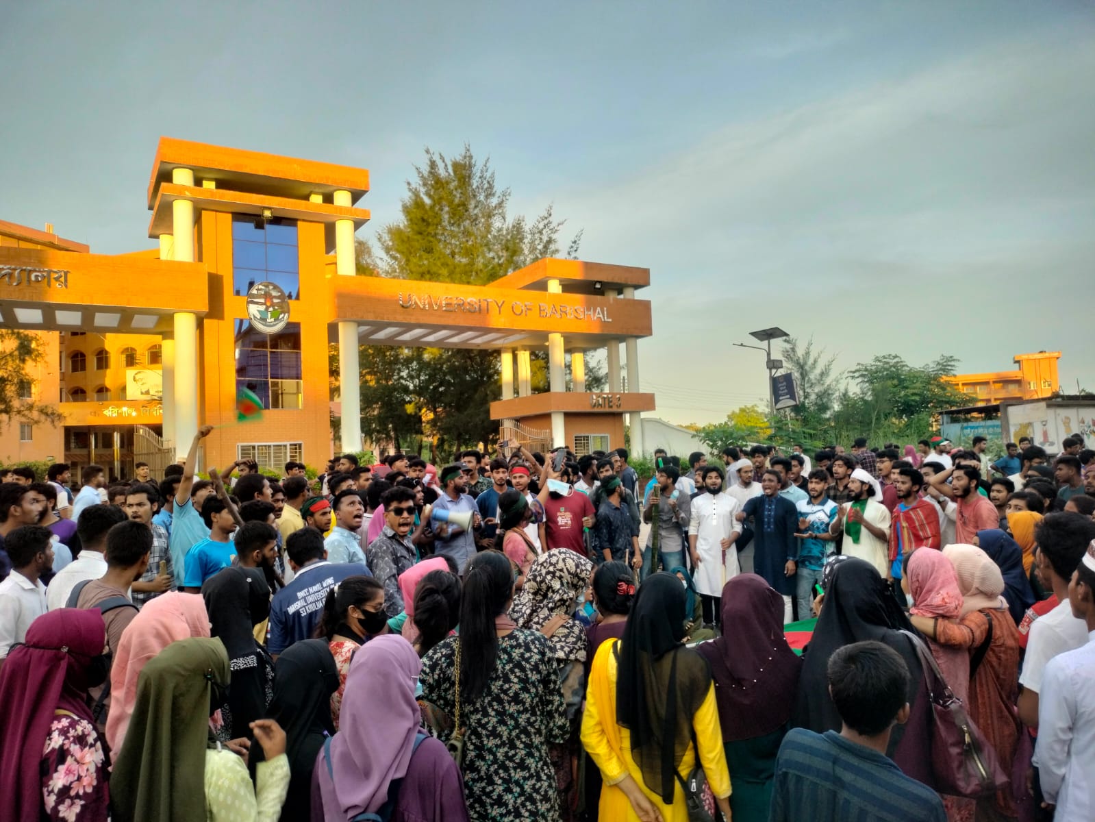 কোটা সংস্কার আন্দোলনে ঢাকা-কুয়াকাটা মহাসড়কে যানচলাচল বন্ধ