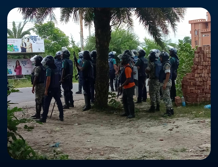 বরিশাল বিশ্ববিদ্যালয়ে শিক্ষার্থীদের কাছে ক্ষমা চেয়ে ক্যাম্পাস ছাড়ল পুলিশ