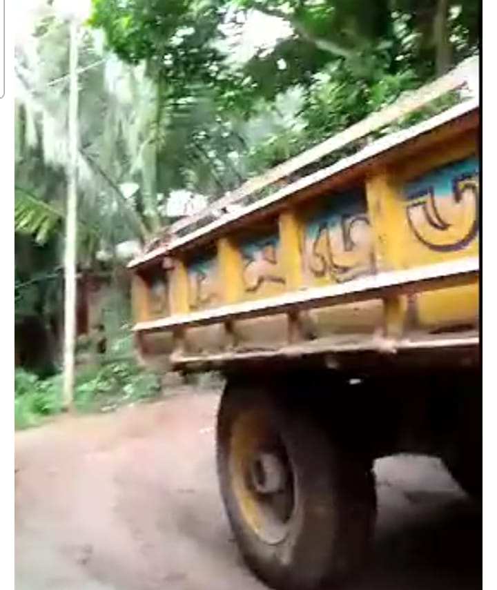বোরহানউদ্দিনে রাস্তায় নির্মাণ সামগ্রির ট্রাক আটকে বসতঘর নির্মানে বাধা দেওয়ার অভিযোগ