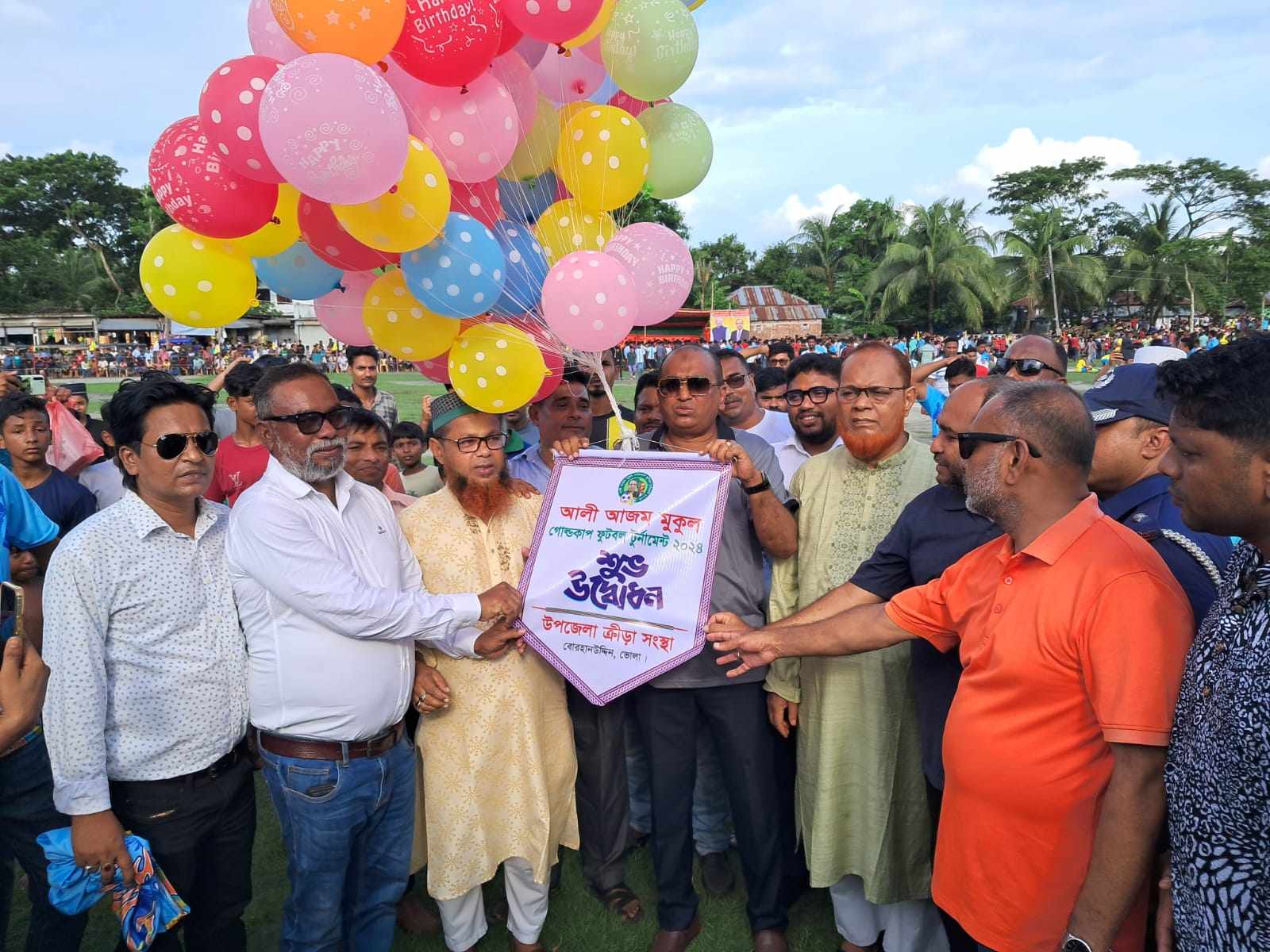 ভোলায় আলী আজম মুকুল গোল্ডকাপ ফুটবল টুর্নামেন্ট খেলা দেখাতে হাজার হাজার দর্শকের উপচে পড়া ভীড়
