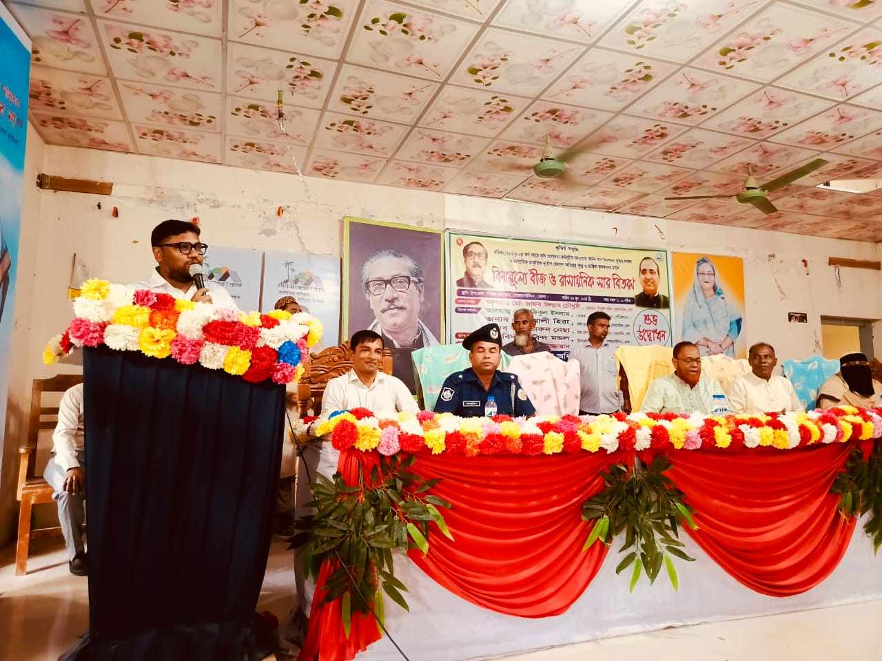 বোরহানউদ্দিনে বিনামূল্য বীজ ও রাসায়নিক সার পেয়ে হাসি ফুটল ৩ হাজার ৬ শ কৃষকের মাঝে