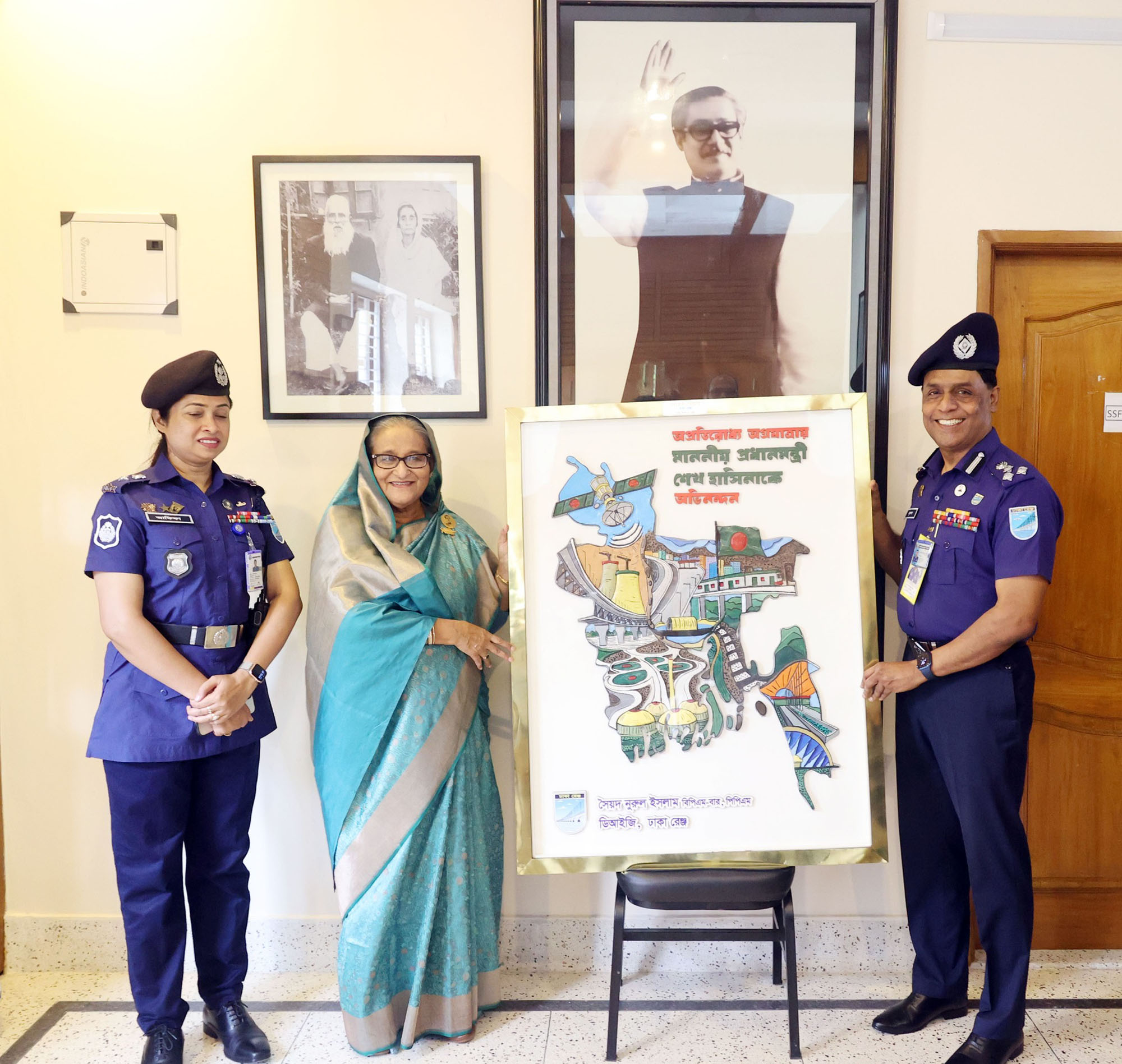 ঢাকা রেঞ্জের ১১০ বছর উপলক্ষ্যে প্রধানমন্ত্রীকে স্মারক উপহার