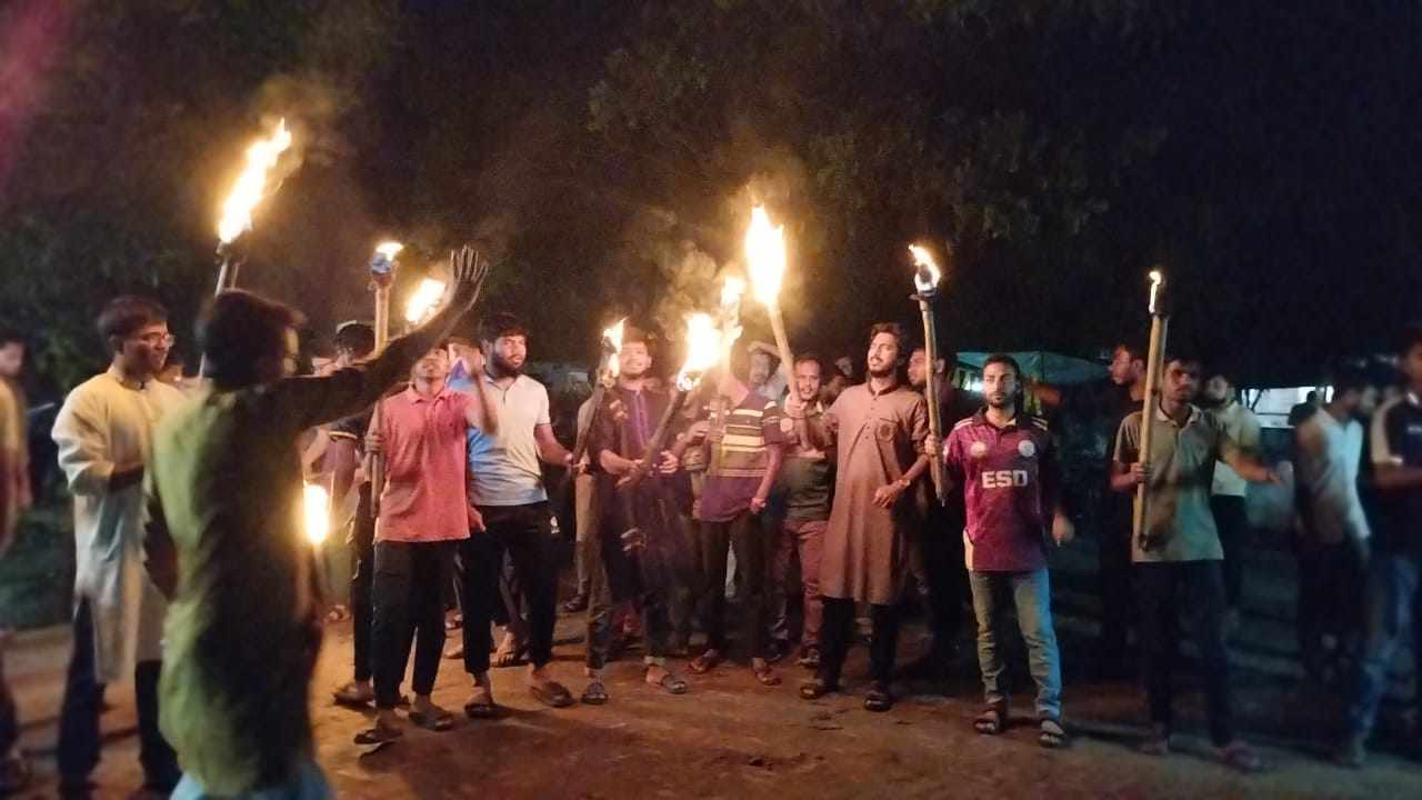 কোটা আন্দোলনকারীদের উপর হামলার প্রতিবাদে বশেমুরবিপ্রবিতে বিক্ষোভ ও মশাল মিছিল