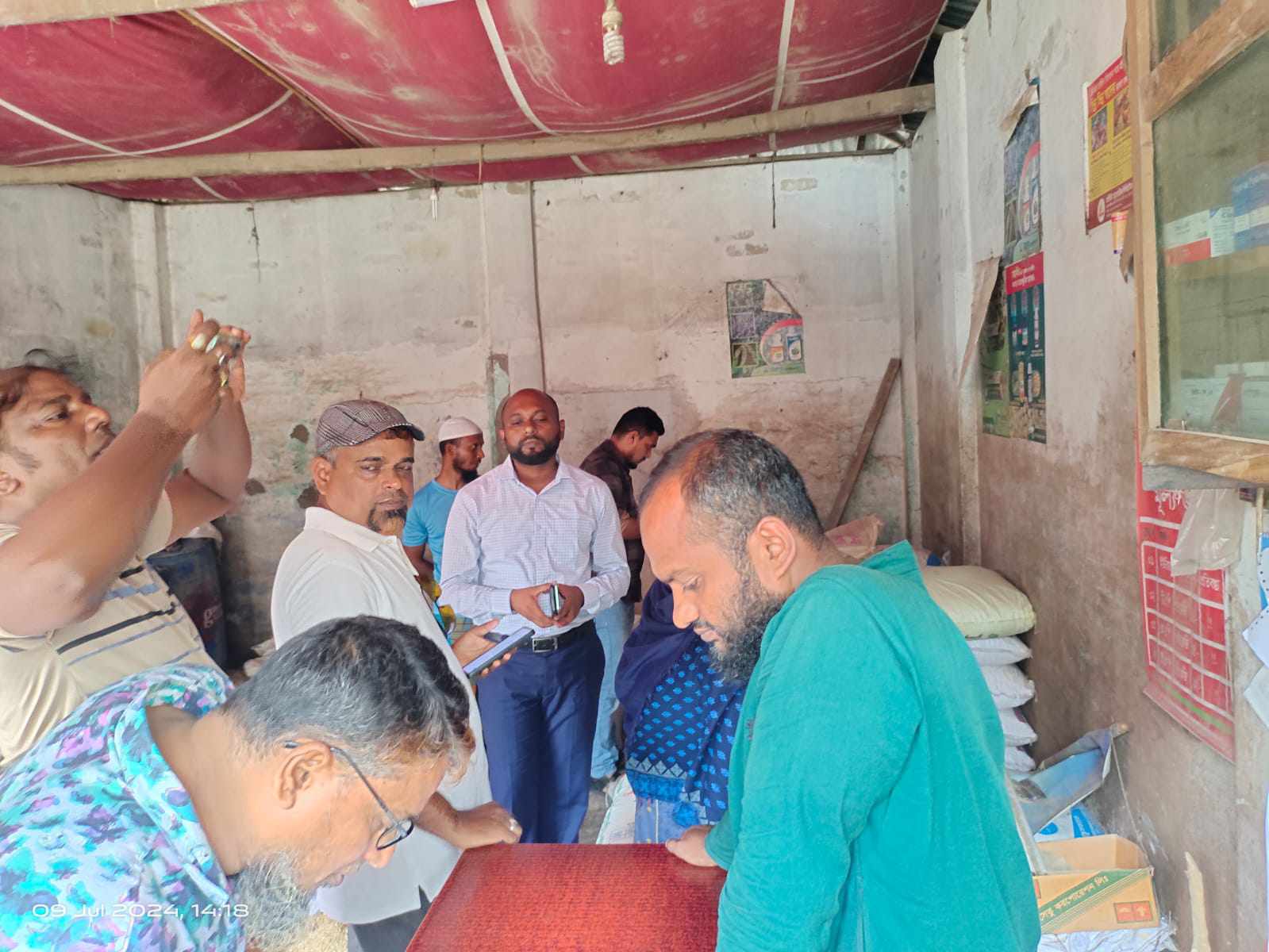 অবৈধভাবে সরকারি বীজ মজুদ ও বিক্রির অভিযোগে মেহেন্দিগঞ্জে  জরিমানা