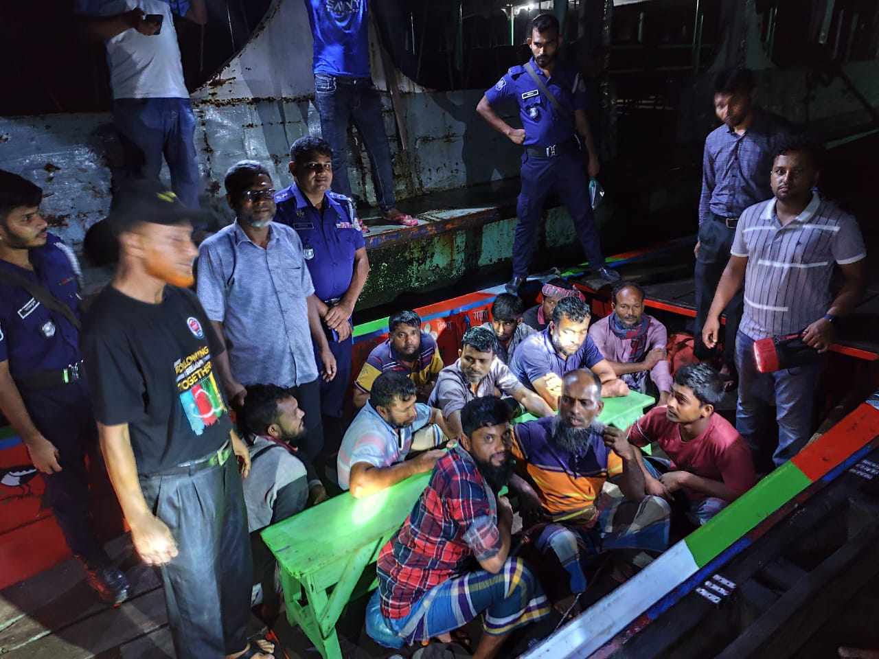 বরিশালের মুলাদীতে সাড়ে ১১ লাখ গলদা চিংড়ির রেনু পোনা উদ্ধার, আটক ১১
