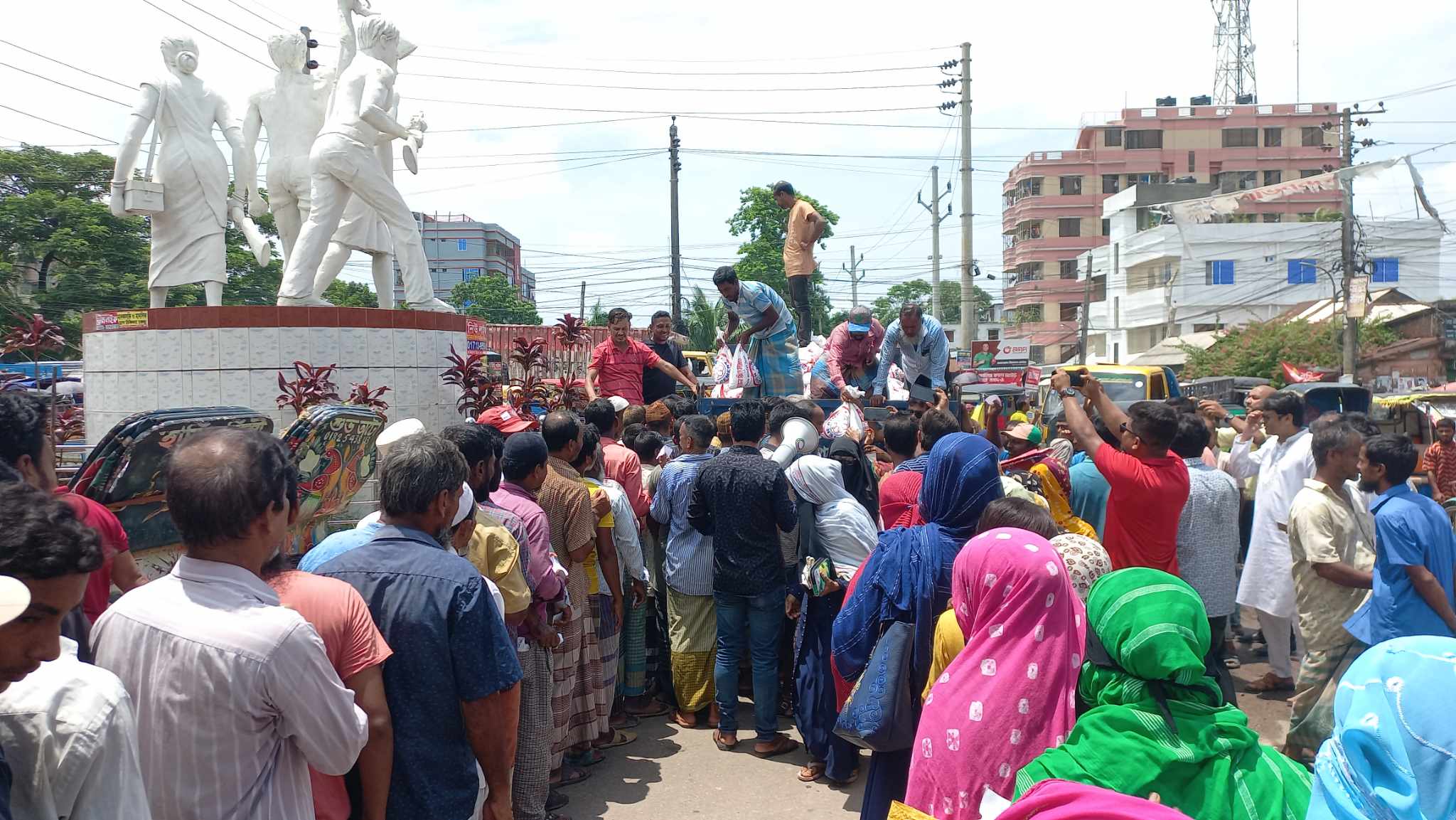 বরগুনায় জেলা আওয়ামী লীগের উদ্যোগে খাদ্য সহায়তা প্রদান