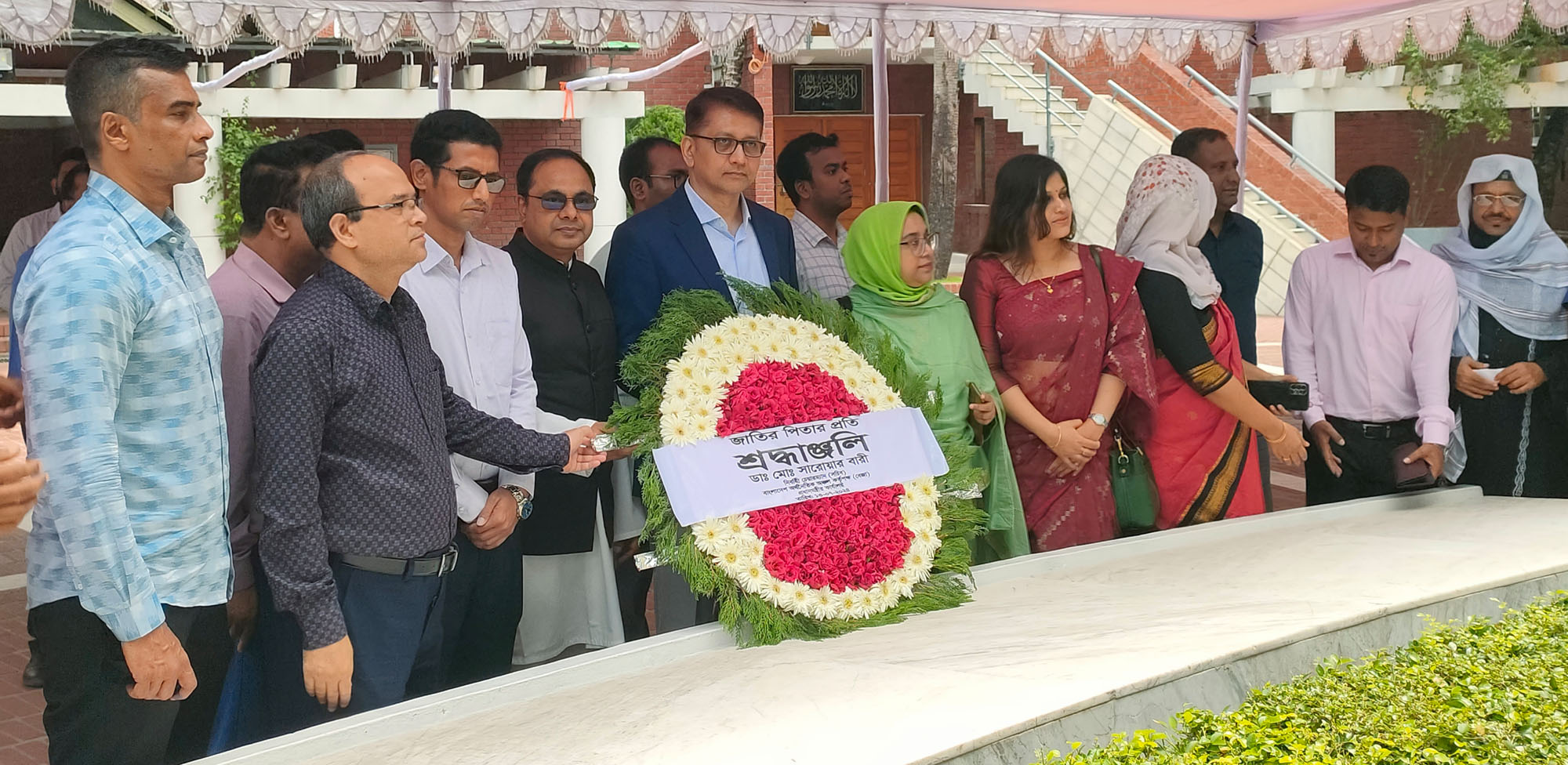 বঙ্গবন্ধুর সমাধিতে বেজা’র নির্বাহী চেয়ারম্যানের শ্রদ্ধা