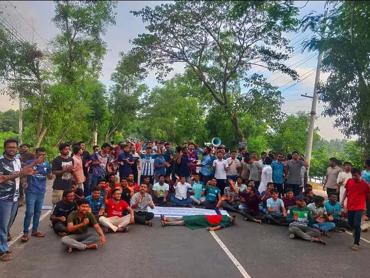কোটা বহালের প্রতিবাদে তৃতীয় দিনে বশেমুরবিপ্রবি শিক্ষার্থীদের ঢাকা-খুলনা মহাসড়ক অবরোধ 