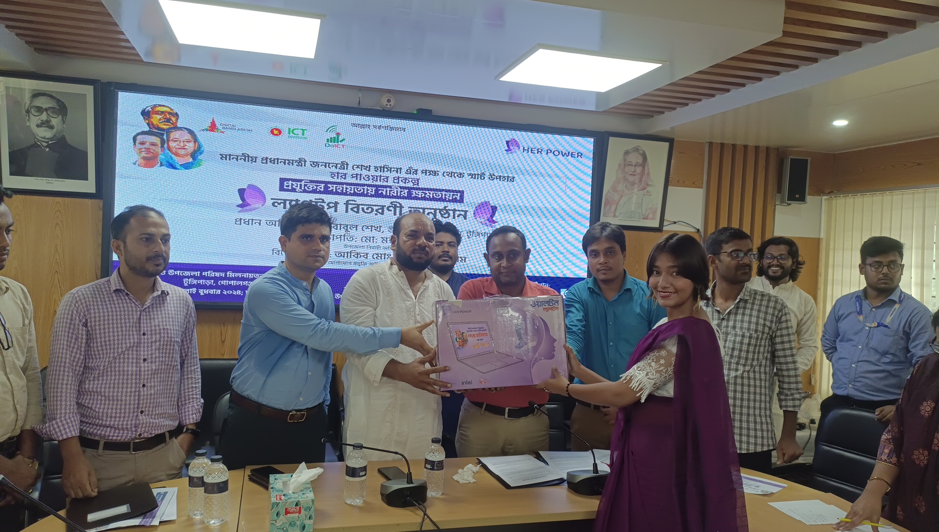 গোপালগঞ্জের টুঙ্গিপাড়ায় ৮০ জন নারীর মাঝে বিনামূল্যে ল্যাপটপ বিতরণ