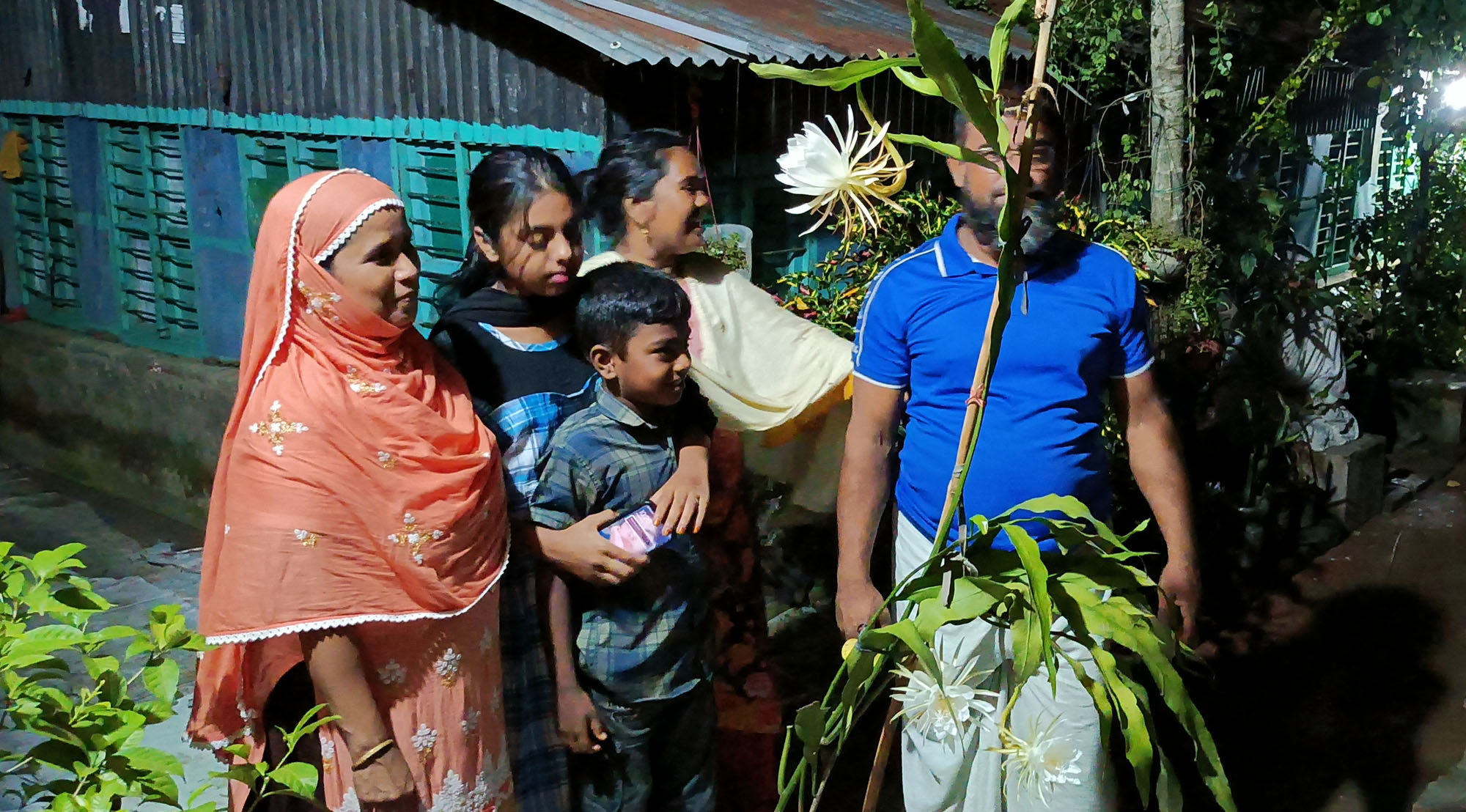 গোপালগঞ্জে দেখা মিললো রাতের রাণী “নাইট কুইন’ ফুলের