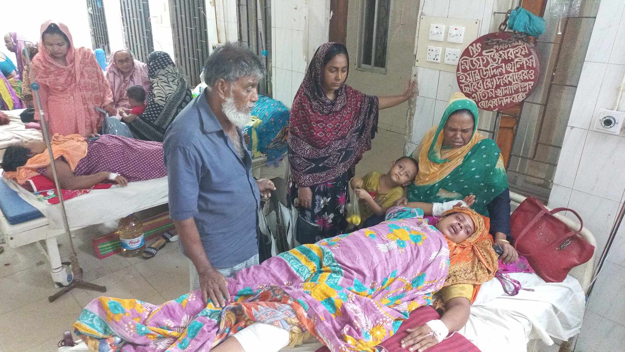 বরগুনায় সিঁধ কেটে চুরি করার সময় গৃহবধূকে কুপিয়ে জখম