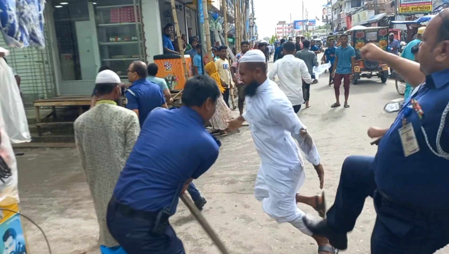 বরগুনায় কোটা আদায়ের দাবিতে বিক্ষোভ ও সাধারণ শিক্ষার্থীদের  উপর পুলিশের লাঠিচার্জ