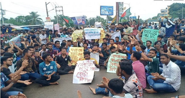 (বেরোবি) শিক্ষার্থীরা কোটা পদ্ধতি সংস্কারের দাবিতে মহাসড়ক অবরোধ