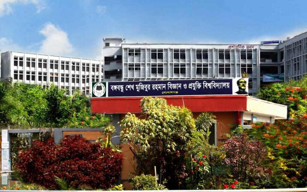 বশেমুরবিপ্রবির রিজেন্ট বোর্ডের সভায় হল বন্ধের নির্দেশ, হল ছাড়তে নারাজ শিক্ষার্থীরা