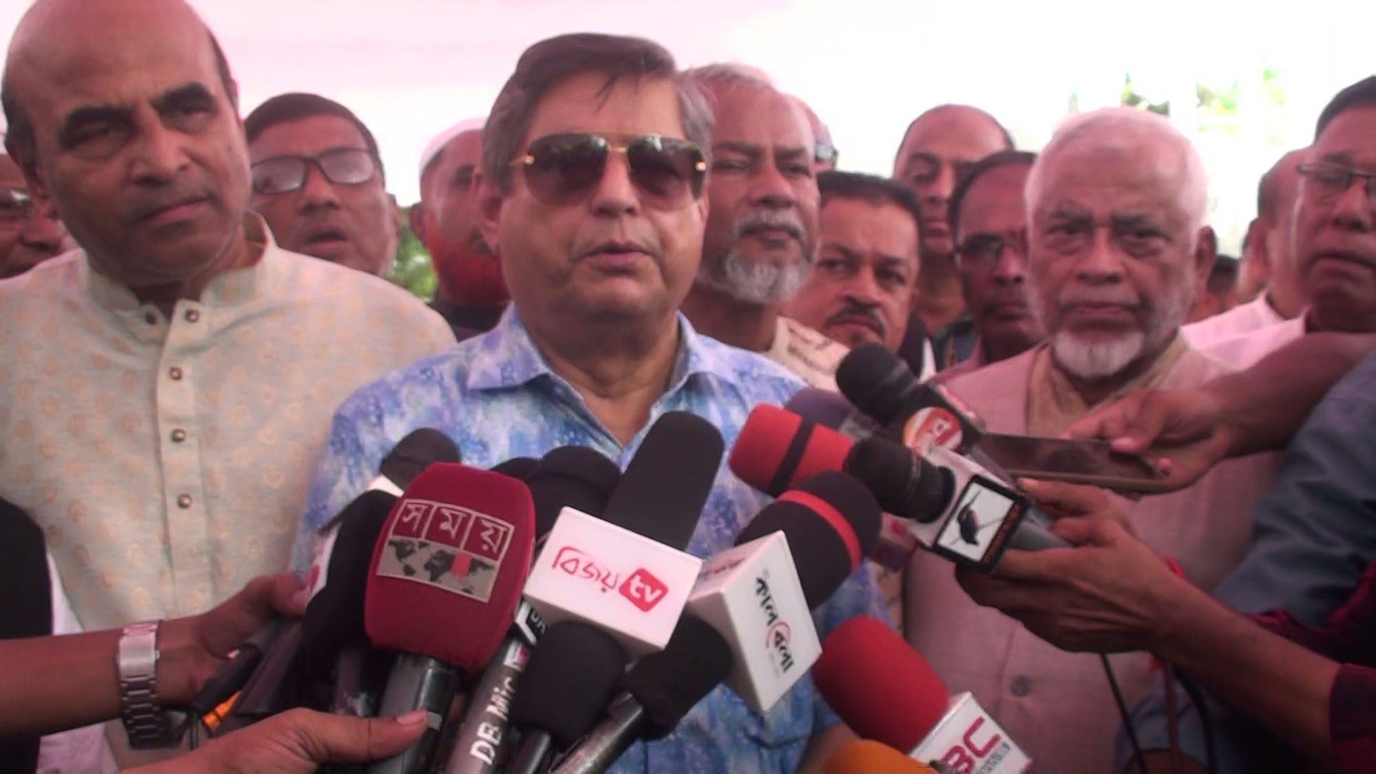 সরকারী কর্মকর্তা ও কর্মচারীদের নামে দূর্নীতির অভিযোগ উঠায় দলের ভাবমূর্তি ক্ষুণ্ন হচ্ছে-গৃহায়ণ ও গণপূর্ত মন্ত্রী