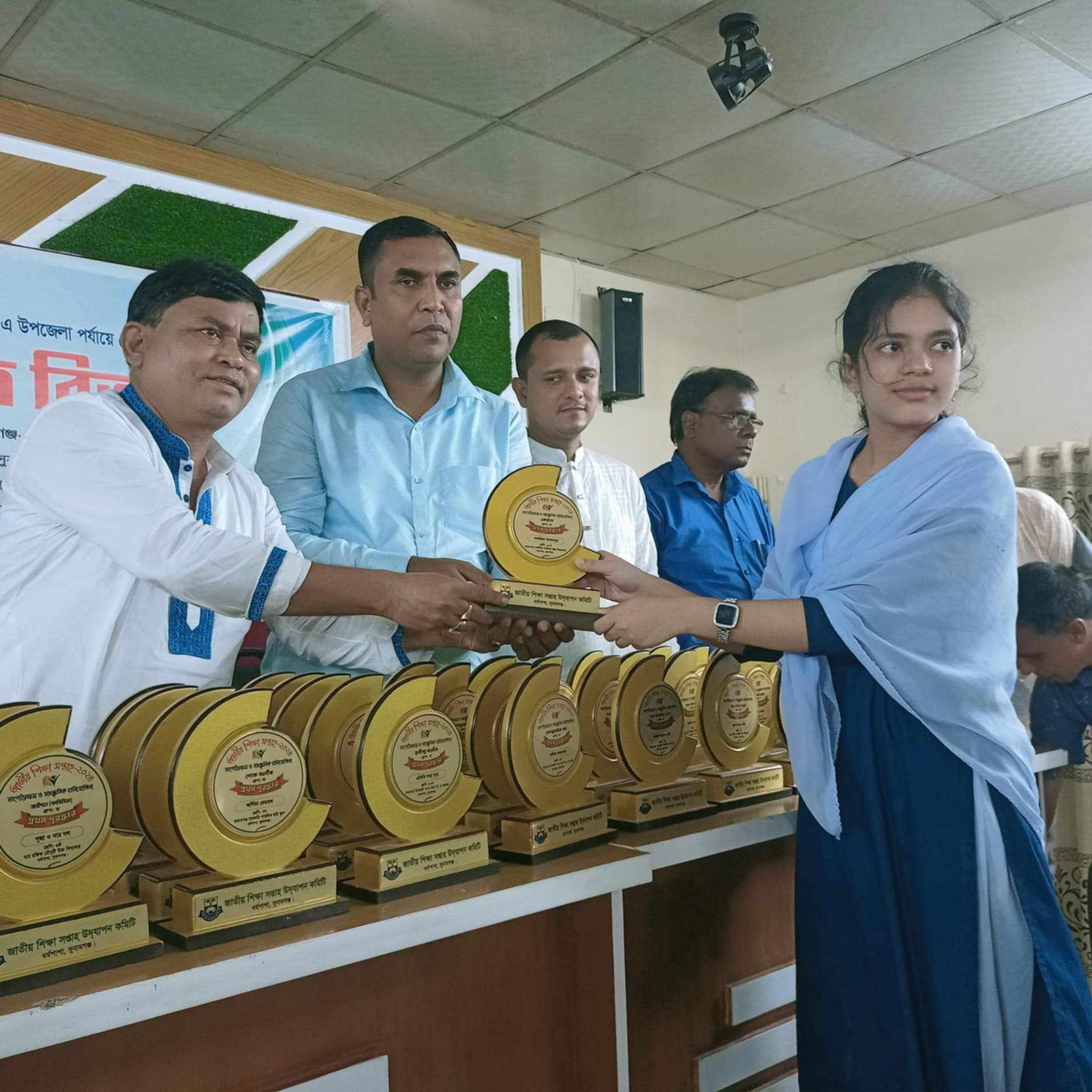 ধর্মপাশায় ক্রেস্ট,চেক ও সনদপত্র বিতরণ