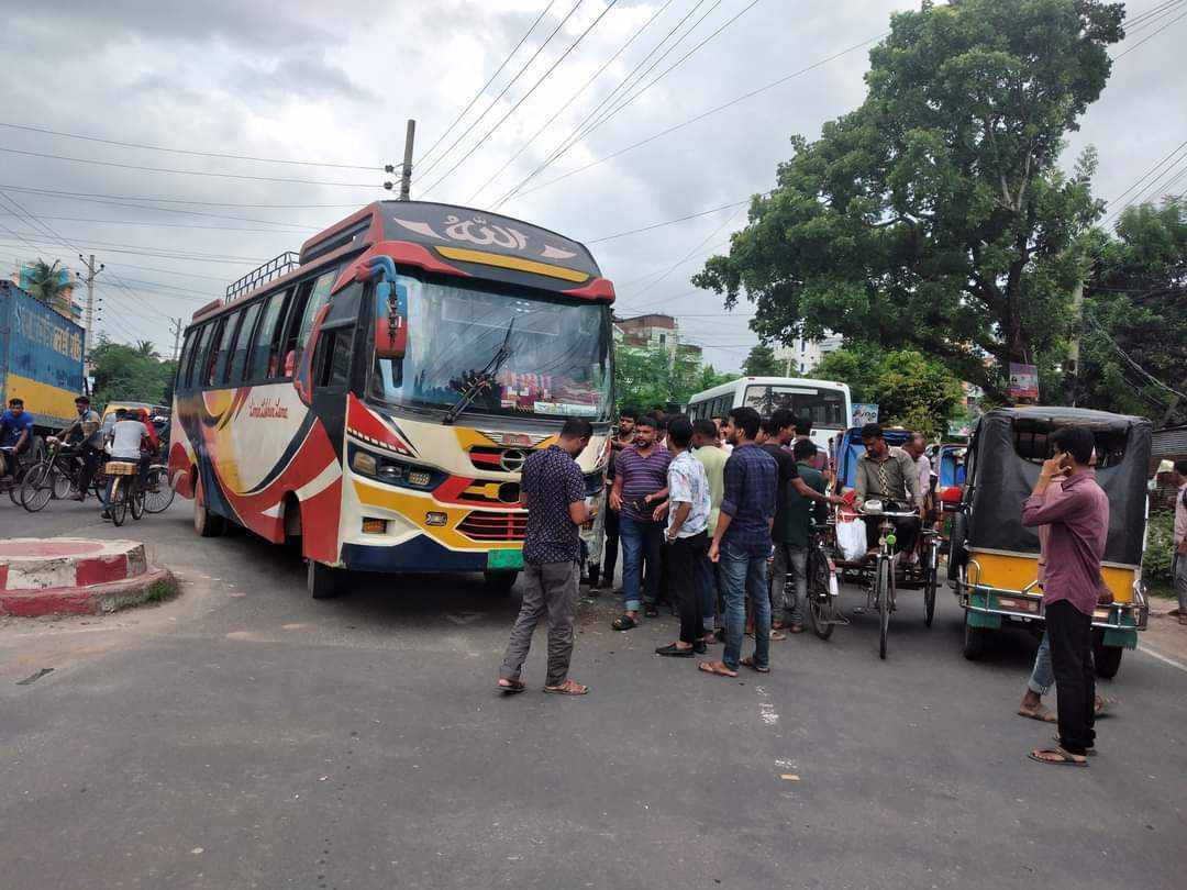 যবিপ্রবির বাসের সাথে লোকাল বাসের সংঘর্ষ, আহত ১