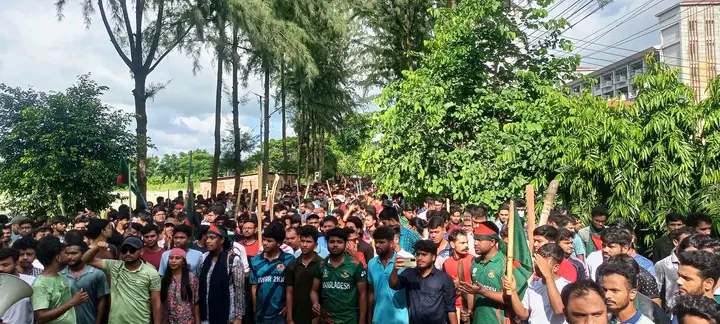 কোটা আন্দোলনকারীদের উপর হামলার প্রতিবাদে বশেমুরবিপ্রবিতে  বিক্ষোভ মিছিল 