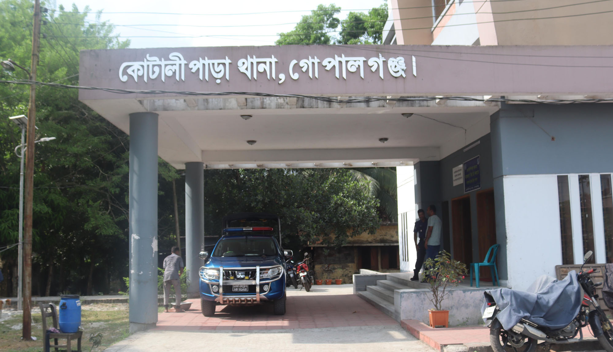 গোপালগঞ্জে সাবেক আইজিপির স্ত্রী ও মেয়ের ঘের থেকে মাছ চুরি, গ্রেফতার-৩