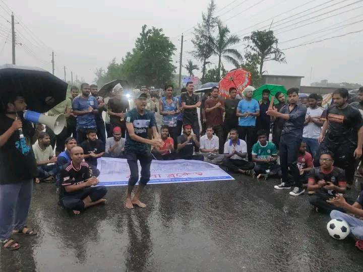 বৃষ্টির বাঁধা উপেক্ষা করে বশেমুরবিপ্রবিতে বাংলা ব্লকেড; পুলিশের শক্ত অবস্থান