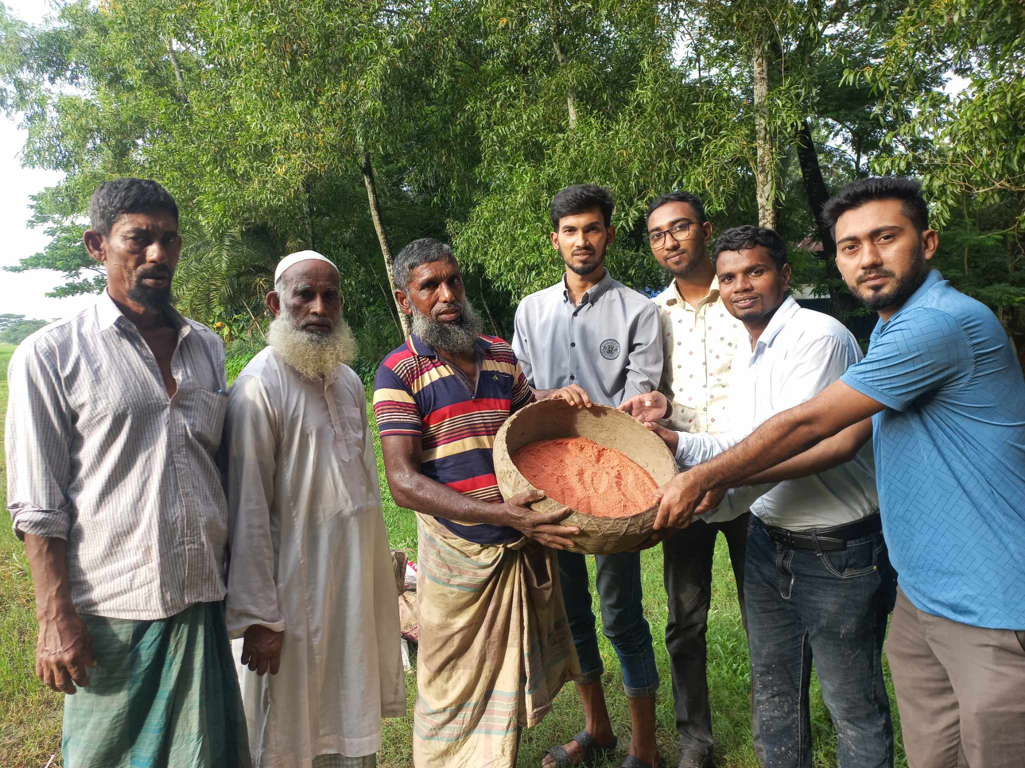বরগুনায় প্রান্তিক কৃষকের মাঝে স্যার ও বীজ পৌঁছে দিয়েছে “উসসাস”