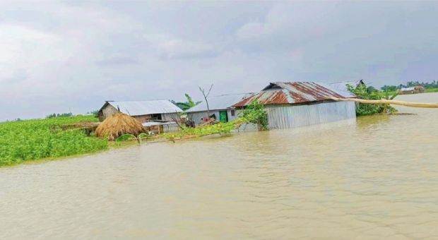 সুন্দরগঞ্জে পানিবন্দি ২৫ হাজার মানুষ