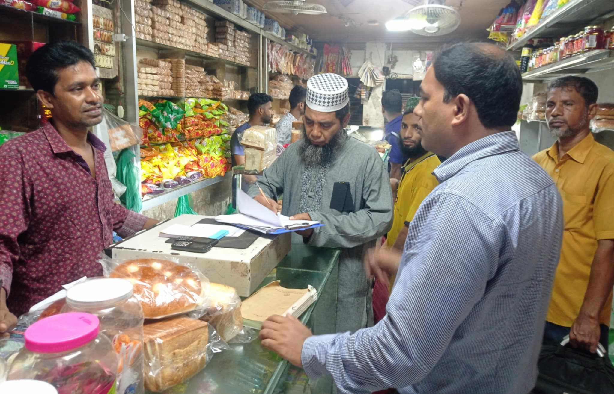 বরগুনায় অস্বাস্থ্যকর পরিবেশে খাদ্য সংরক্ষণের দায়ে রুচিতা ফাস্টফুডকে জরিমানা