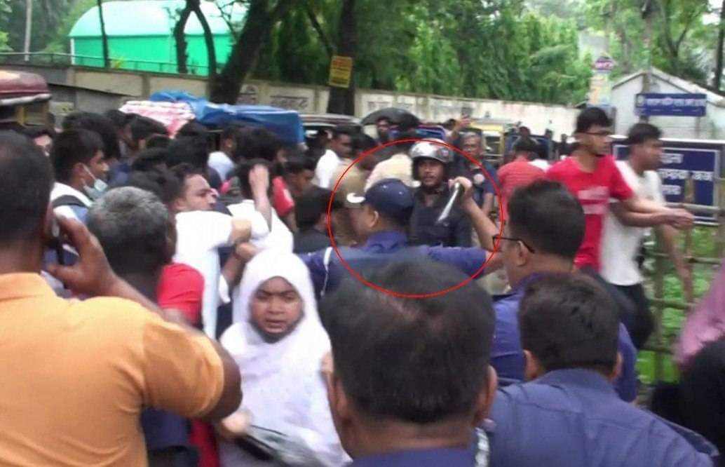 যশোরে শিক্ষার্থীদের বিক্ষোভে পুলিশের লাঠিচার্জ, আটক ৬, আহত ১০