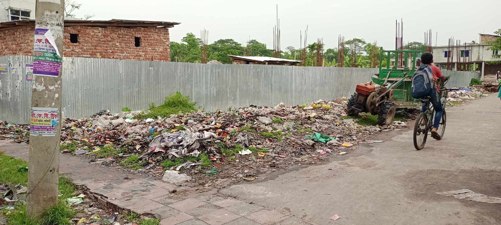 বামনা বাজারে যত্রতত্র ময়লা আবর্জনার স্তুপ।