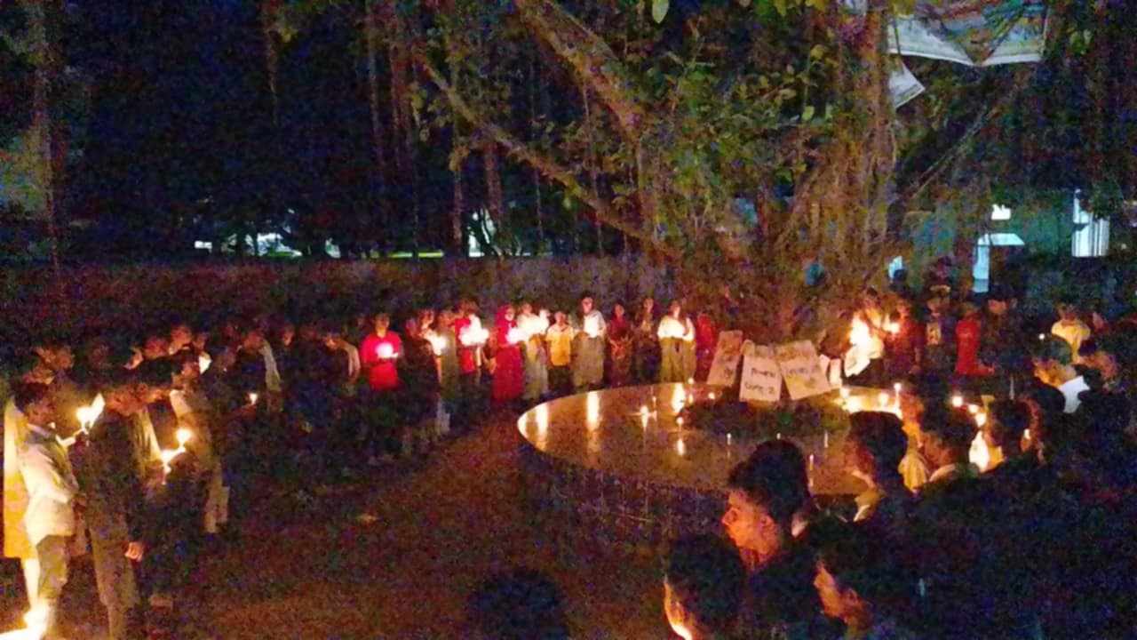 মোমবাতি জ্বালিয়ে কোটা সংস্কার আন্দোলনের শহীদদের স্মরণ