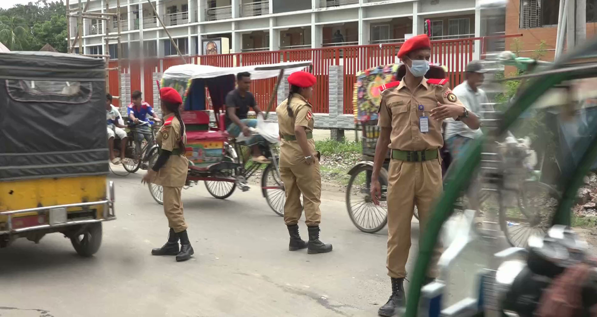 গোপালগঞ্জে ট্রাফিকের দ্বায়িত্ব পালন করছে শিক্ষার্থীরা