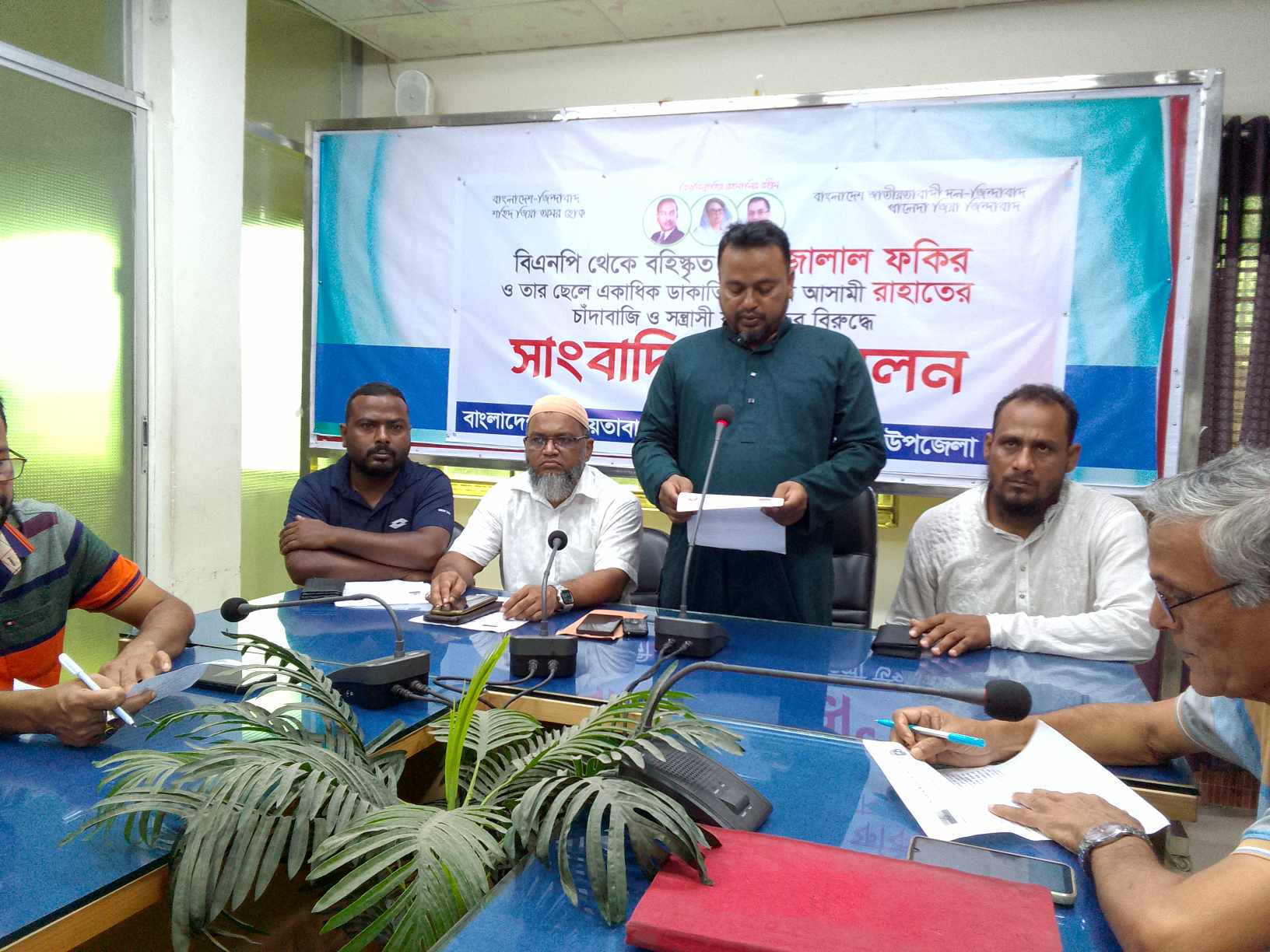 বরগুনার আমতলী উপজেলা বিএনপির বহিস্কৃত নেতার চাঁদাবাজির প্রতিবাদে সংবাদ সম্মেলন