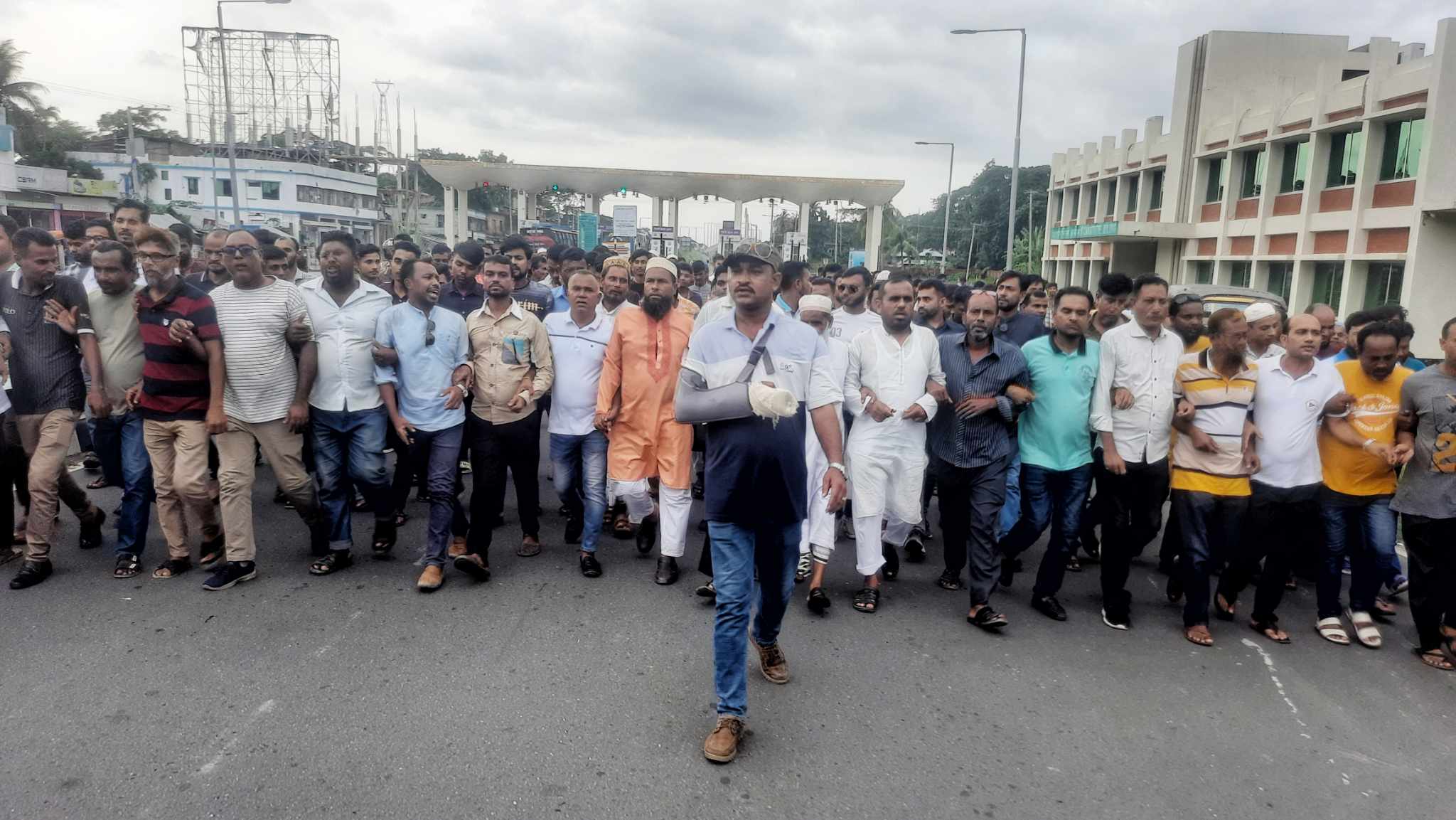 দুমকিতে শেখ হাসিনার ফাঁসির দাবিতে বিক্ষোভ মিছিল।