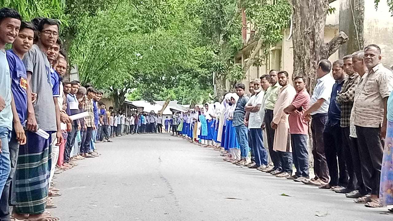 সুন্দরগঞ্জে প্রধান শিক্ষকের পদত্যাগের দাবিতে মানব বন্ধন