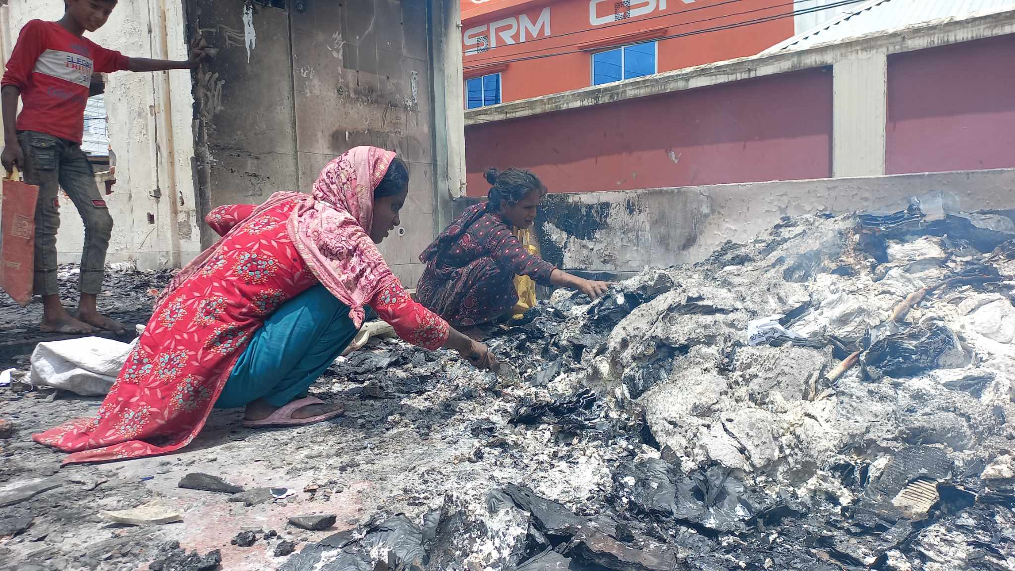 বরগুনায় আওয়ামী লীগ নেতাদের বাড়িতে হামলা—ভাঙচুর-অগ্নিসংযোগ ; আতঙ্কে এলাকাবাসী