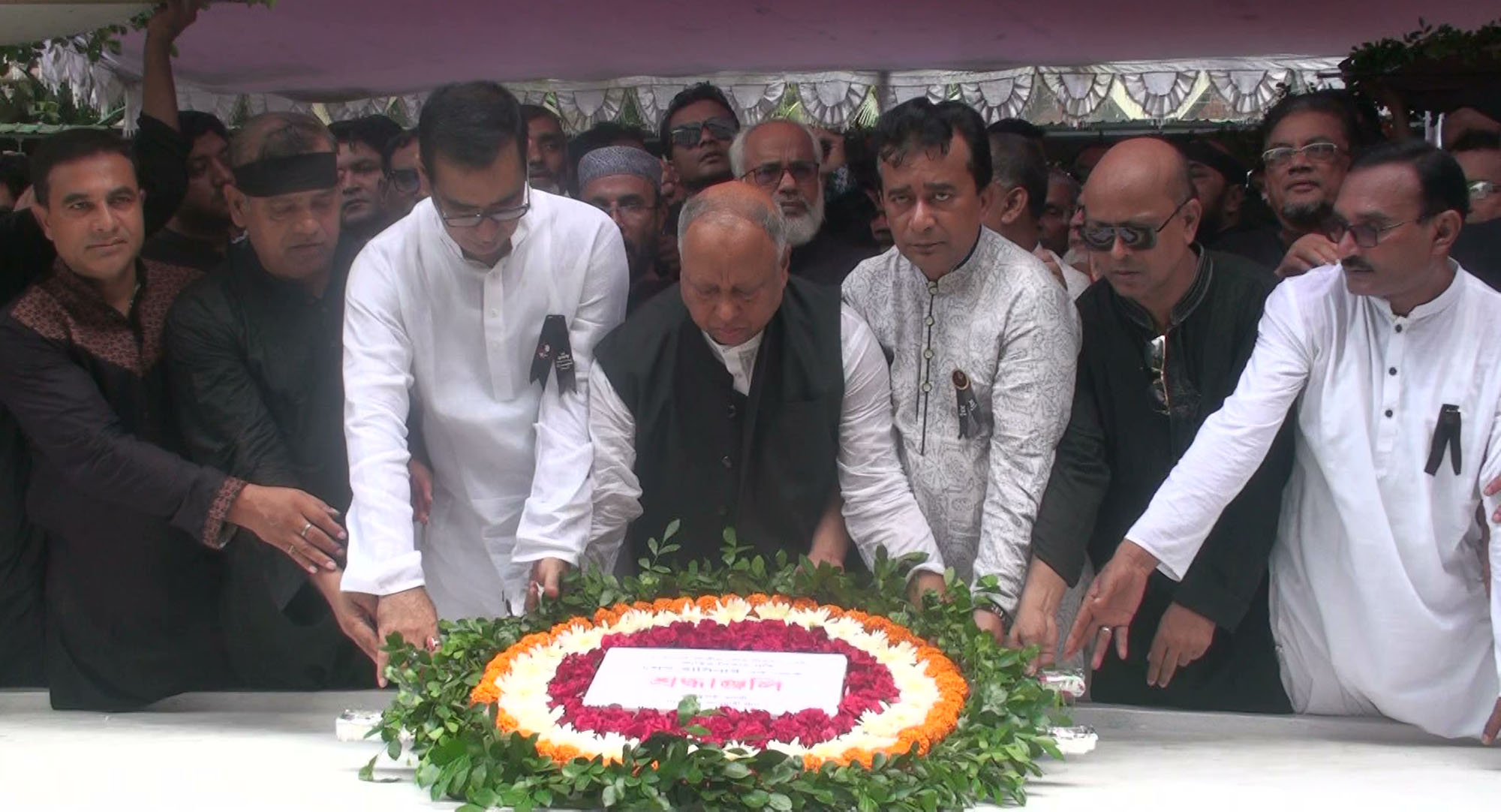 শেখ হাসিনাকে ছাড়াই টুঙ্গিপাড়ায় বঙ্গবন্ধুর সমাধিতে আওয়ামী লীগসহ সর্বস্তরের মানুষের শ্রদ্ধা