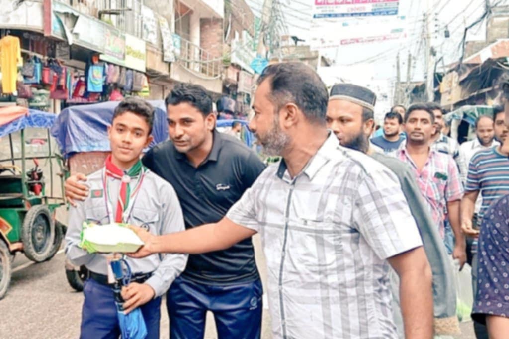 ট্রাফিক নিয়ন্ত্রণ করা শিক্ষার্থীদের মাঝে মোস্তফা চেয়ারম্যান স্মৃতি সংঘের খাবার বিতরণ