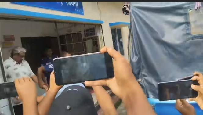 বরগুনায় ২০ লাখ টাকা চাঁদাবাজি মামলায় জেলা আওয়ামী লীগের সাধারণ সম্পাদক কারাগারে 