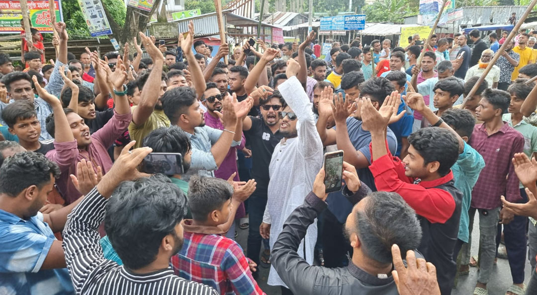 অন্তর্বতীকালীন সরকারকে অবৈধ ঘোষনা করে গোপালগঞ্জে আওয়ামী লীগ বিক্ষোভ মিছিল, সড়ক অবরোধ