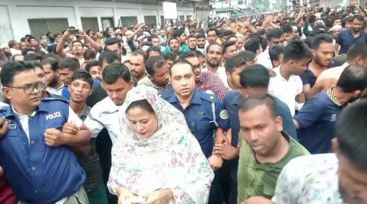বোরহানউদ্দিন উপজেলা বিএনপির আহ্বায়ক মাফরুজা সুলতানার আগমন উপলক্ষে বোরহানউদ্দিনে হাজার হাজার জনতার ঢল