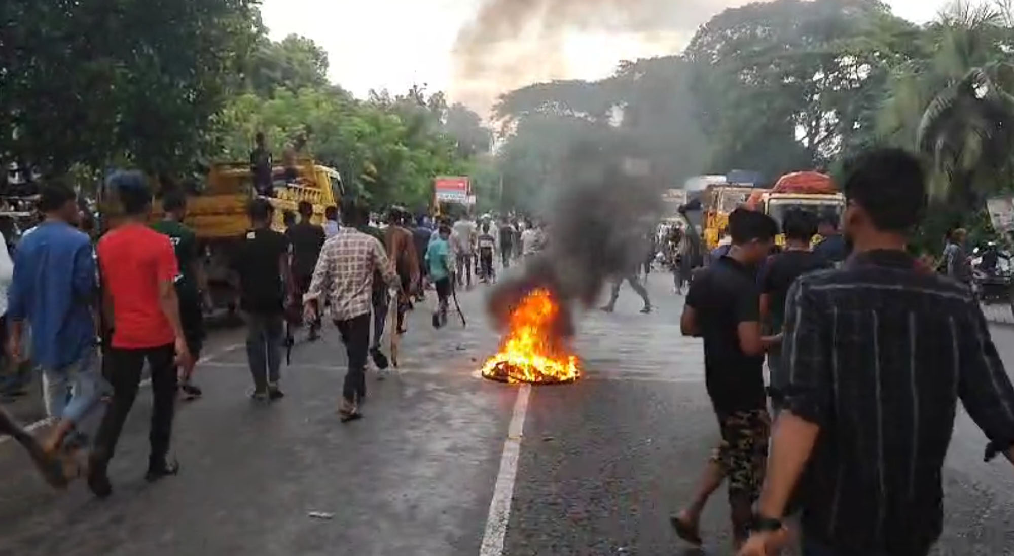 শেখ হাসিনাকে দেশে ফিরিয়ে আনার দাবীতে গোপালগঞ্জে মহাসড়ক অবরোধ করে বিক্ষোভ