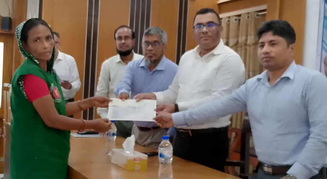 গোপালগঞ্জে এলজিইডি-র আরইআরএমপি-৩ নারী কর্মীদের সঞ্চয়ের চেক ও সনদ বিতরণ