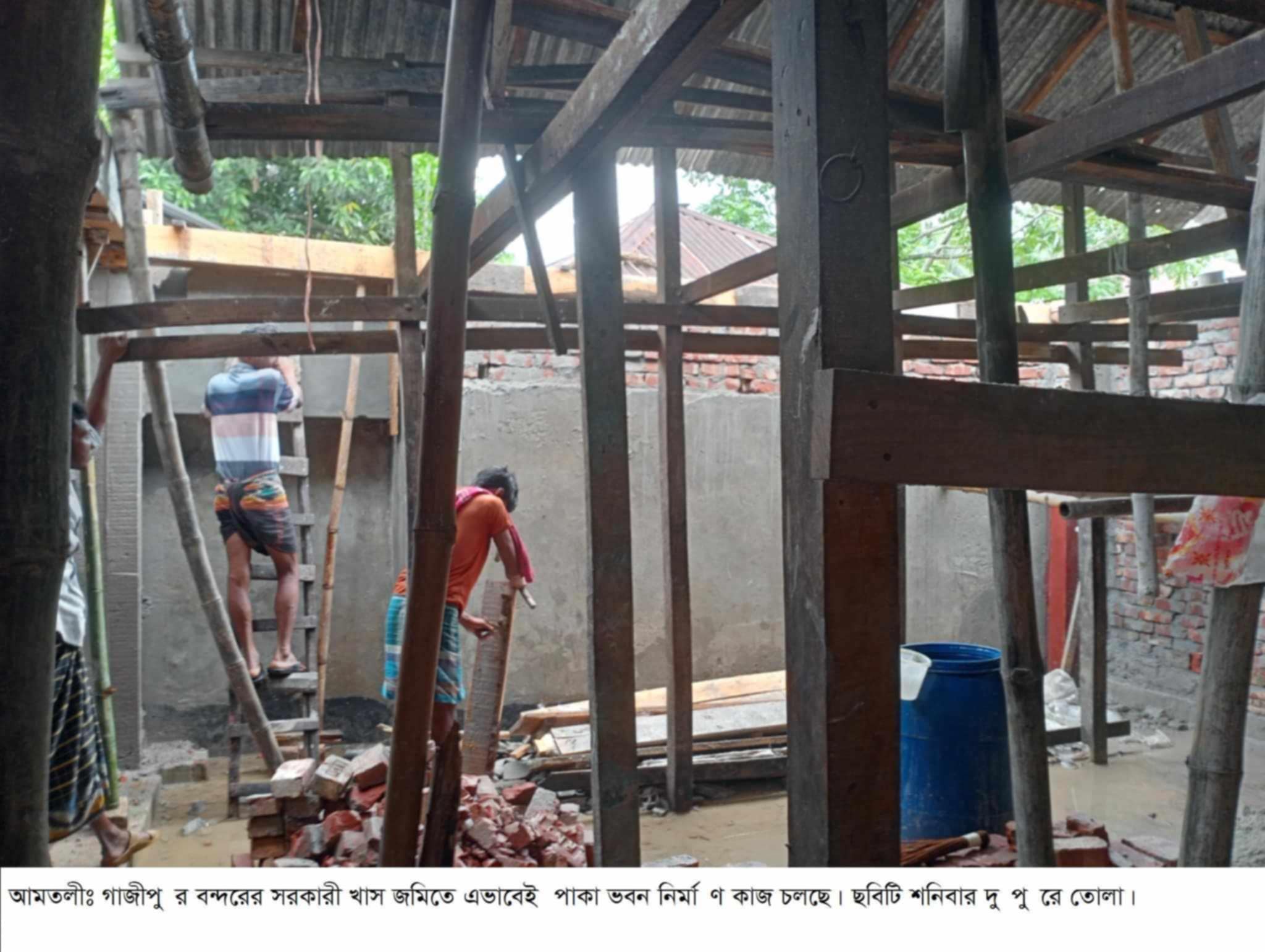 বরগুনায় সার্ভেয়ারের সহযোগিতায় সরকারী জমিতে অবৈধভাবে পাকা ভবন নির্মাণ