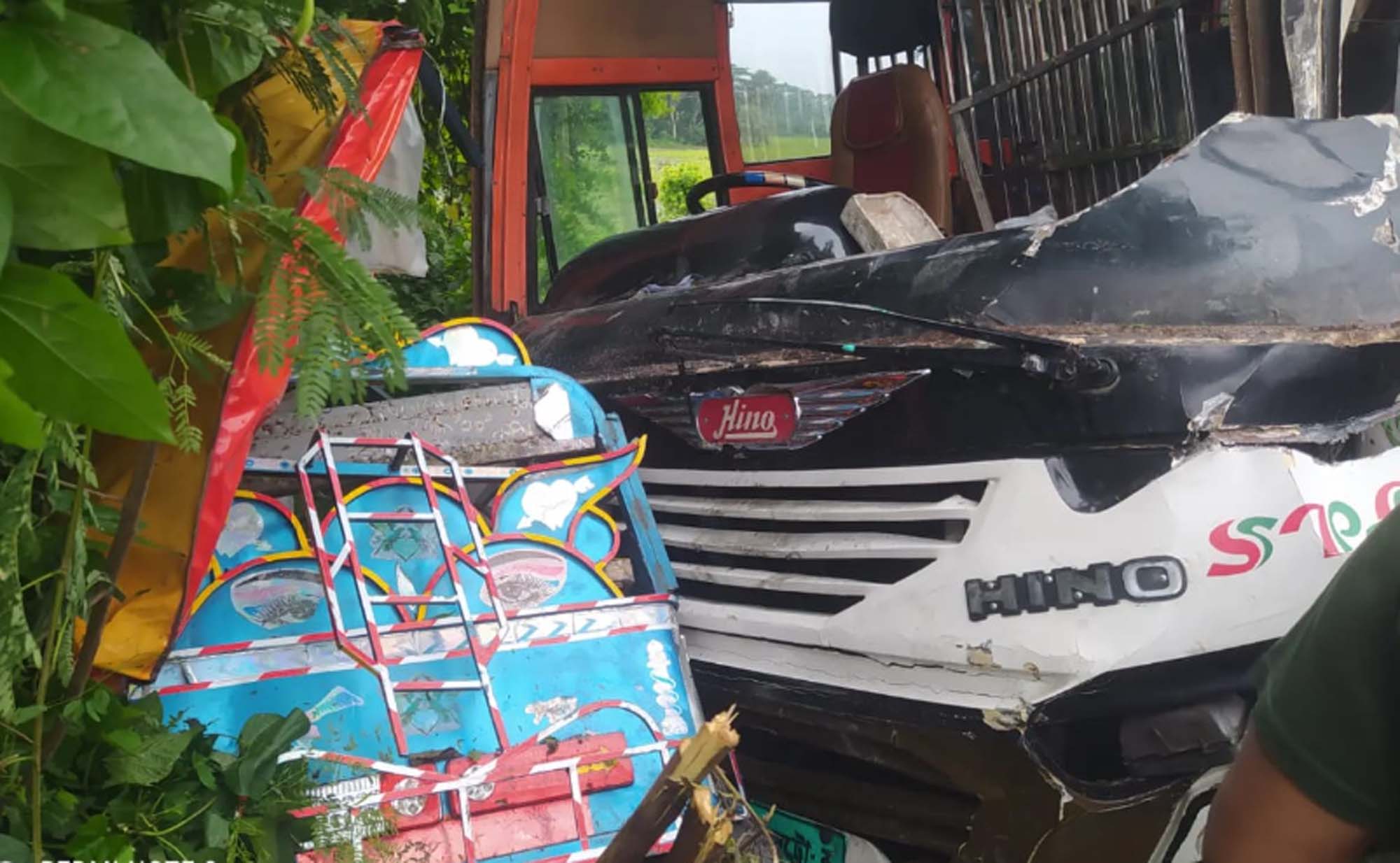 গোপালগঞ্জে বাস ও ট্রাকের মাঝে চাপা পড়ে দুই সহোদরসহ নিহত-৪, আহত-১৮
